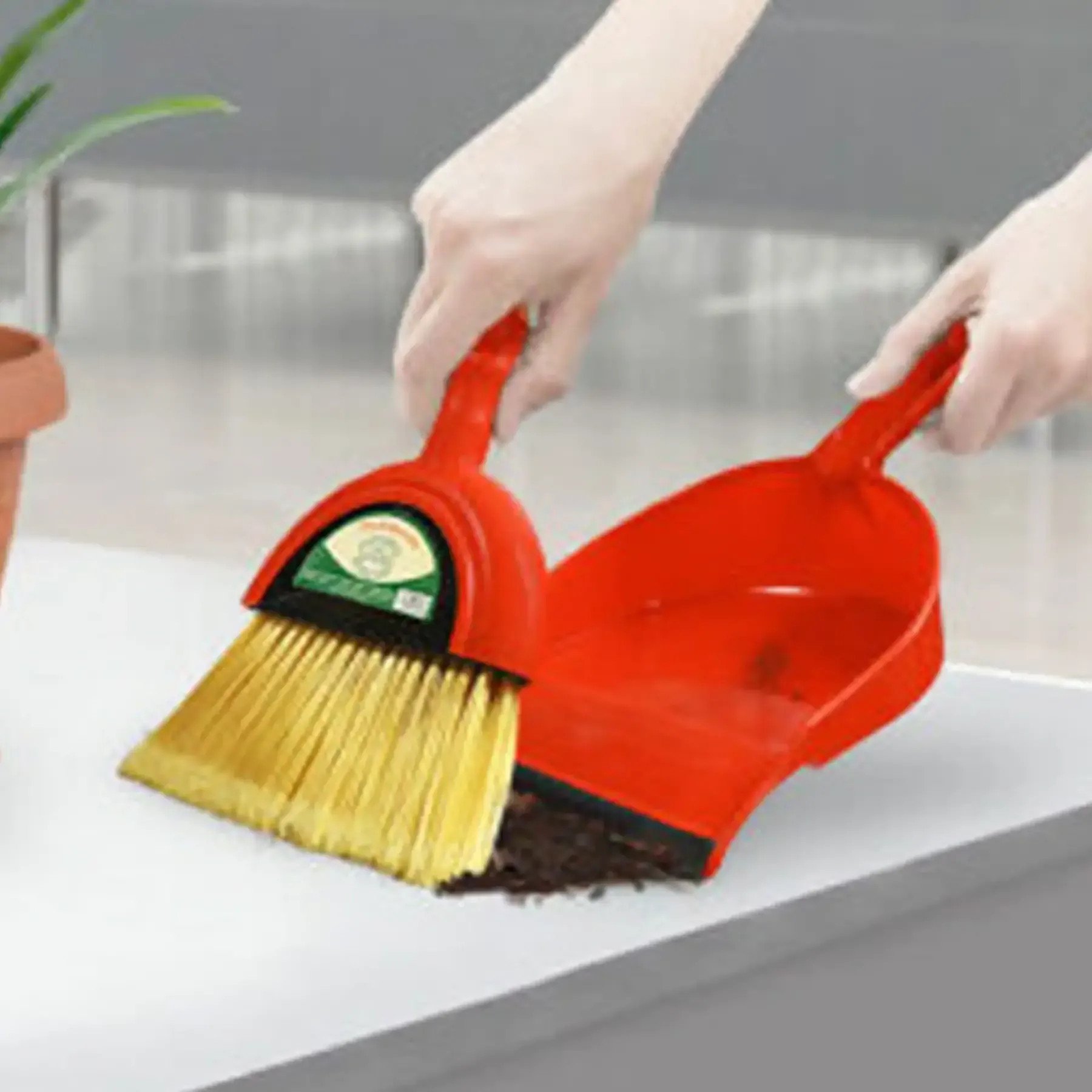 Pelle avec balayette